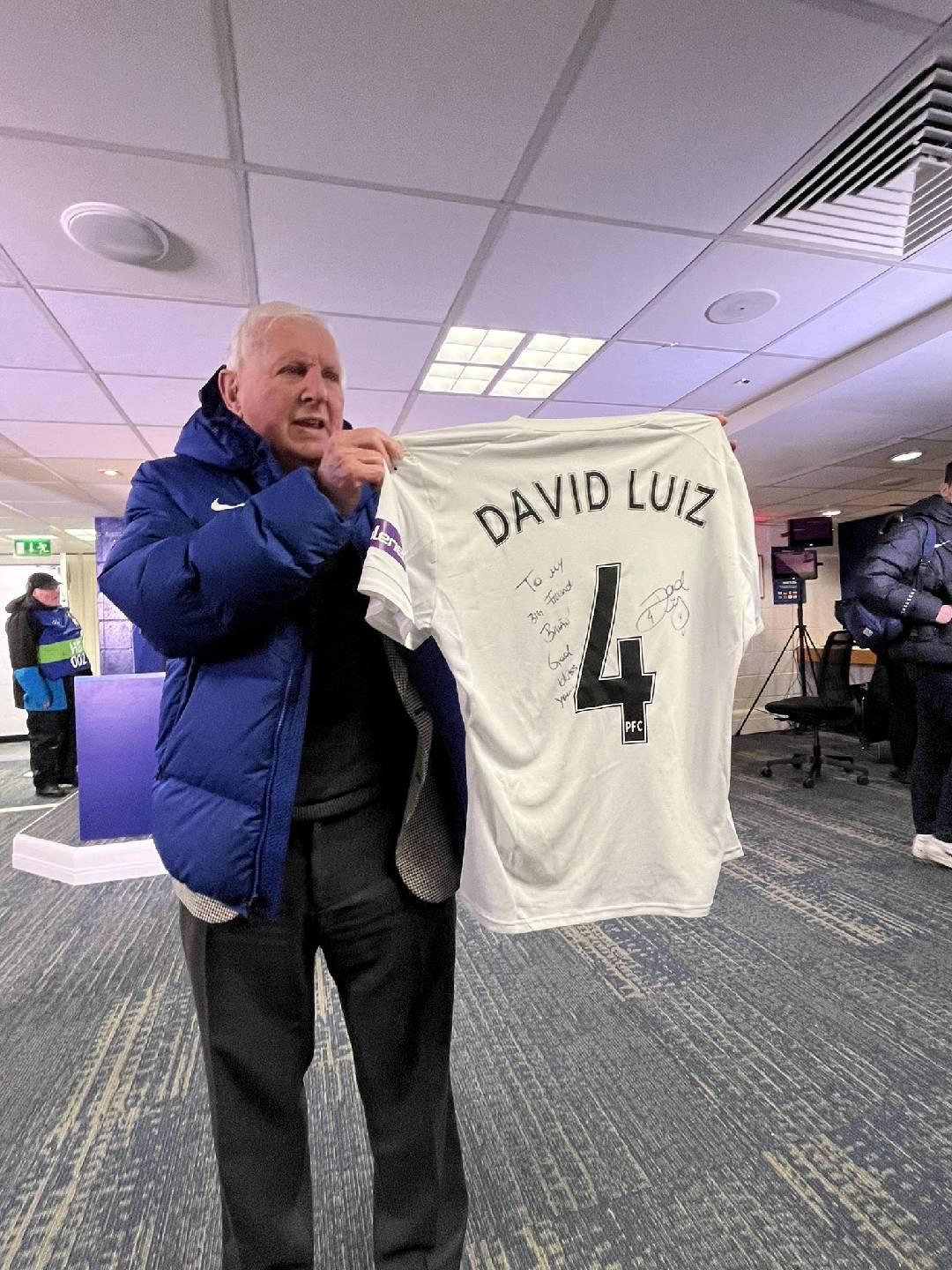 必一体育平台-大卫-路易斯送签名球衣给退休员工，后者为切尔西工作了56年