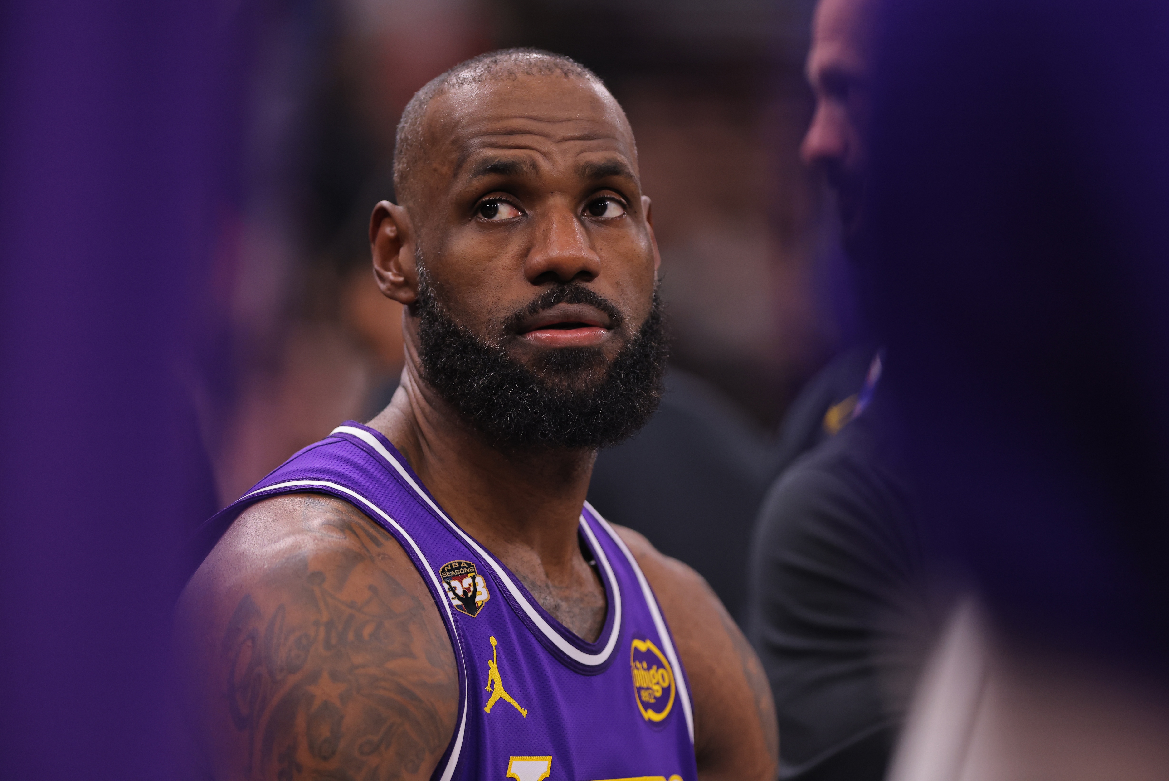 必一体育平台-詹姆斯：背靠背客场身体很难适应不同的床和枕头 跨时区也有影响