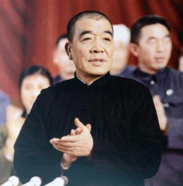 必一运动官网-1986年陈永贵病逝，追悼会规格成难题，邓小平只说了一句话，全场安静